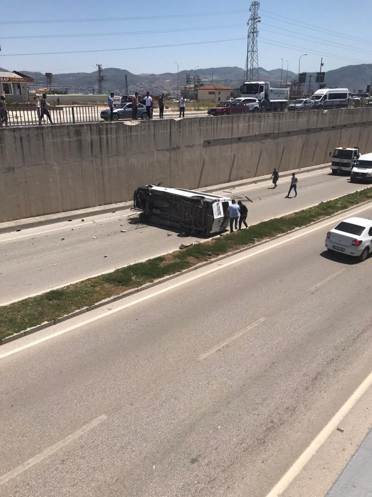 Hatay'da Minibüs Alt Geçide Düştü: 3 Jandarma Yaralı