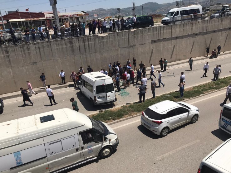 Hatay'da Minibüs Alt Geçide Düştü: 3 Jandarma Yaralı