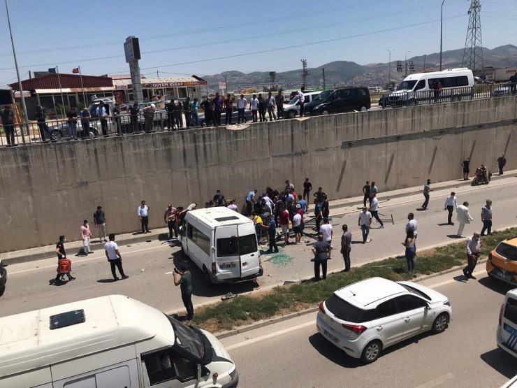 Hatay'da Minibüs Alt Geçide Düştü: 3 Jandarma Yaralı