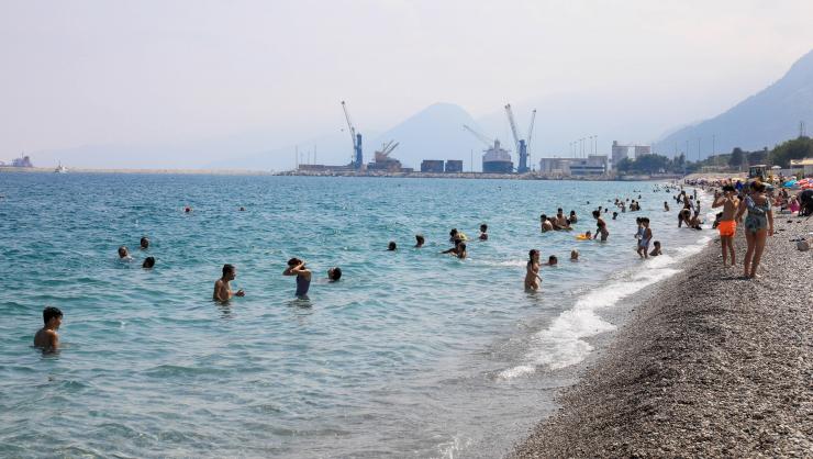 Konyaaltı Plajı'nda Kısıtlama Öncesi Yoğunluk