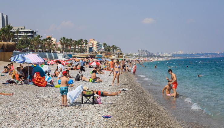 Konyaaltı Plajı'nda Kısıtlama Öncesi Yoğunluk