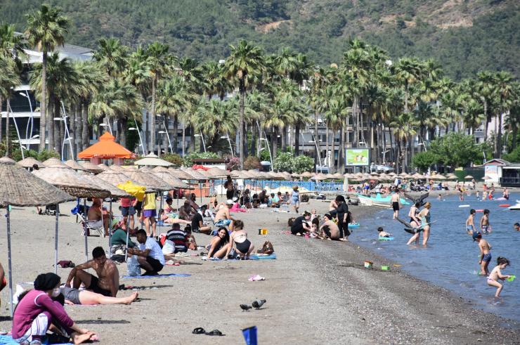 Marmaris'te Sokaklar Boşaldı, Plajlar Doldu