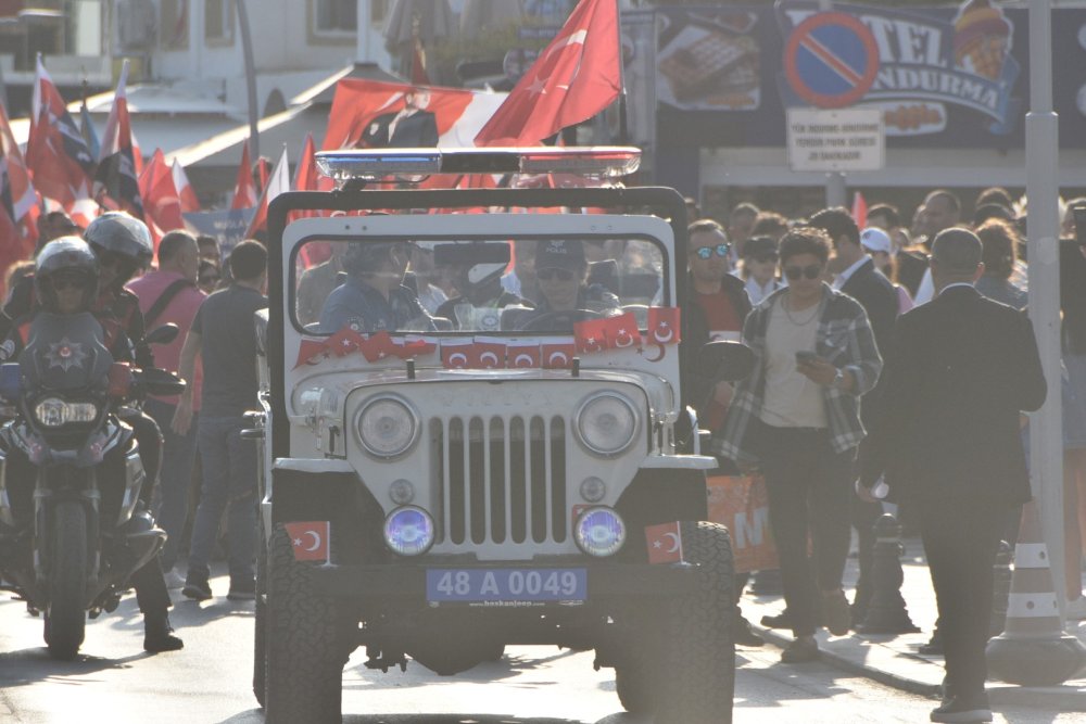 Bodrum'da 19 Mayıs Coşkusu: Sefo, Hayranlarına Unutulmaz Anlar Sunarak Kutlamalara Renk Kattı