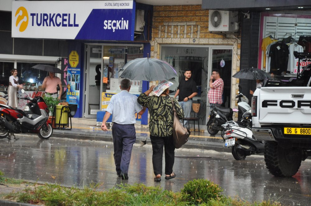 Silifke'de Sağanak Yağış Günlük Hayatı Olumsuz Etkiledi ve Trafiği Aksattı